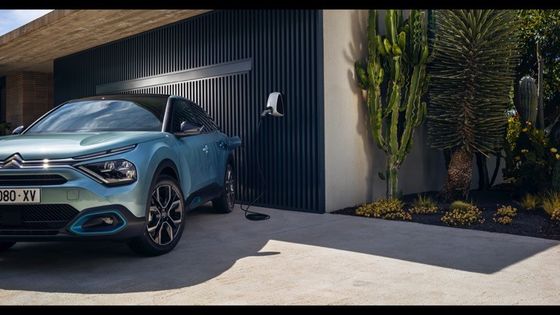 E-C4 di Citroen con 115 kW (156ps) Potenza a 150km/h Velocità massima 54kwh Batteria agli ioni di litio