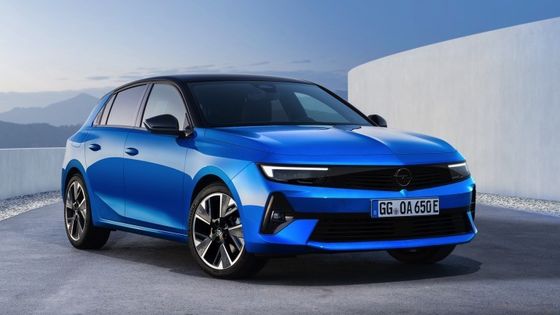 Comodo veicolo elettrico a guida Opel Astra Electric con batteria da 54kwh 150kw di potenza motrice a 170km/h velocità massima