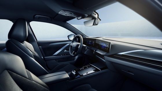 Comodo veicolo elettrico a guida Opel Astra Electric con batteria da 54kwh 150kw di potenza motrice a 170km/h velocità massima