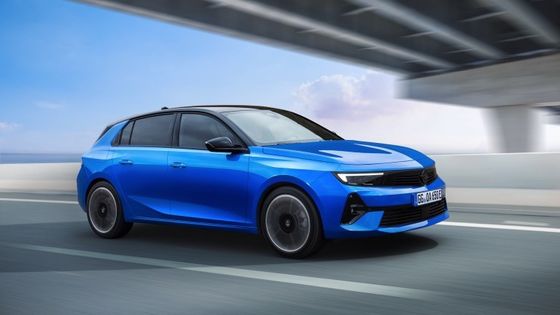 Comodo veicolo elettrico a guida Opel Astra Electric con batteria da 54kwh 150kw di potenza motrice a 170km/h velocità massima