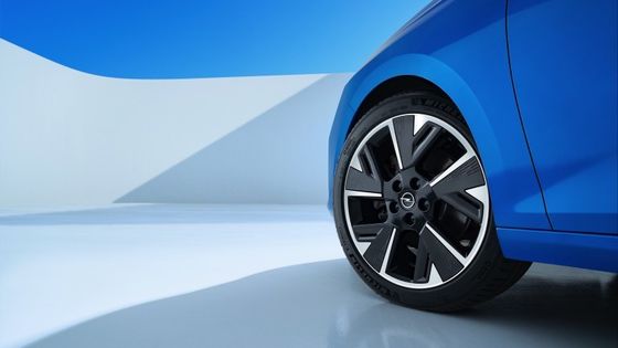 Comodo veicolo elettrico a guida Opel Astra Electric con batteria da 54kwh 150kw di potenza motrice a 170km/h velocità massima