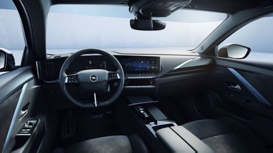 Comodo veicolo elettrico a guida Opel Astra Electric con batteria da 54kwh 150kw di potenza motrice a 170km/h velocità massima