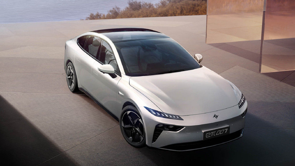 Dongfeng Eπ 007 con 1200 km di autonomia e porta da forbice velocità massima 165 km/h 5 porte