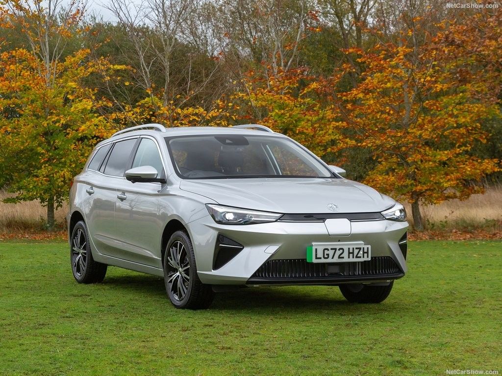 Spaziosa e confortevole auto elettrica MG 5 EV con una decente autonomia di 344 km e capacità di ricarica super