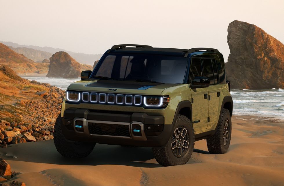 Imminente SUV completamente elettrico 2024 Jeep Recon EV con tetto pieghevole, porta rimovibile e rocce da strisciare