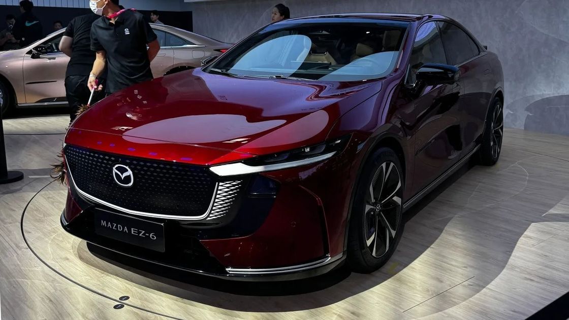 Il primo veicolo elettrico puro Mazda EZ-6 è una berlina elegante con trazione posteriore