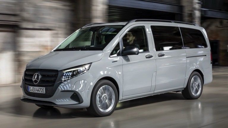 9 posti EV Mercedes-Benz EVito Tourer Long con un motore elettrico da 201 CV e una batteria utilizzabile da 90 kWh