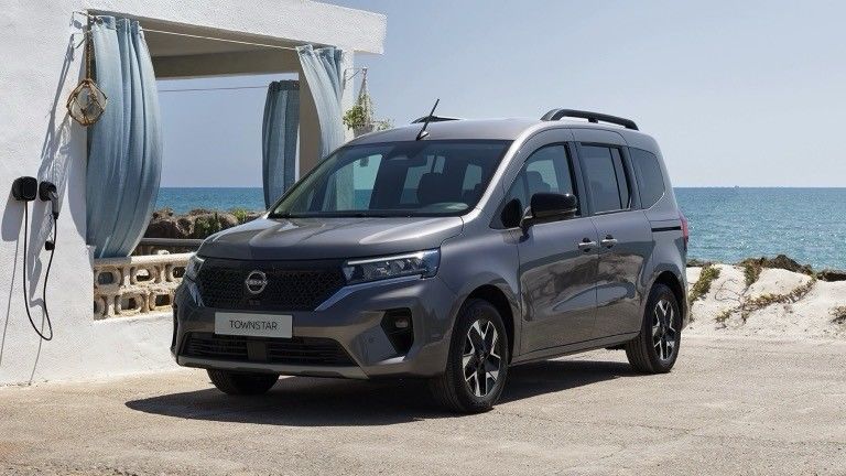 Confortevole posizione di guida e cabina pratica con un buon valore Nissan Townstar MPV Pure Ev con WLTP 285km