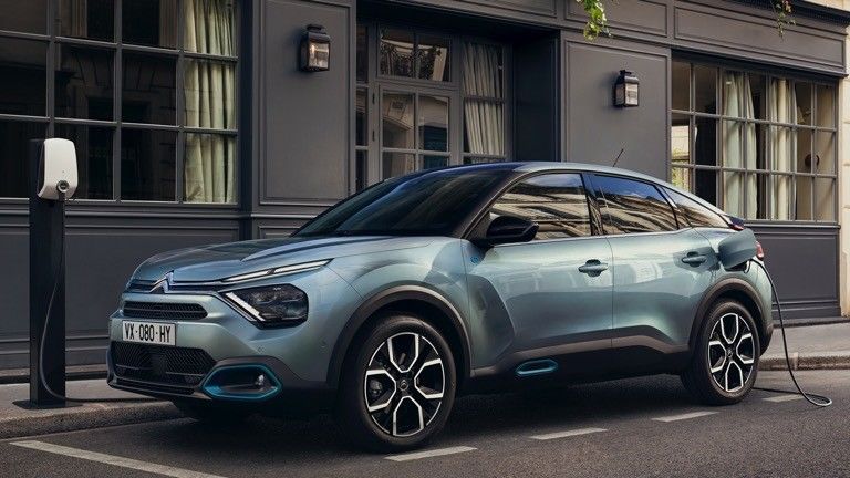 E-C4 di Citroen con 115 kW (156ps) Potenza a 150km/h Velocità massima 54kwh Batteria agli ioni di litio